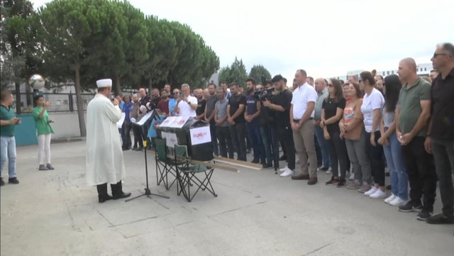 Tabut alıp, gıyabi cenaze namazı kaldılar! İşten çıkarılan işçilerden sıradışı eylem! - Resim: 1