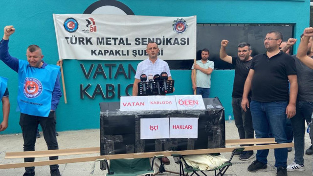 Tabut alıp, gıyabi cenaze namazı kaldılar! İşten çıkarılan işçilerden sıradışı eylem! - Resim: 2