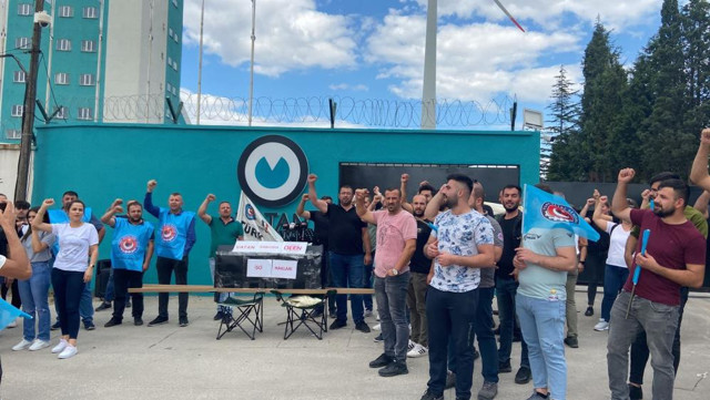 Tabut alıp, gıyabi cenaze namazı kaldılar! İşten çıkarılan işçilerden sıradışı eylem! - Resim: 3