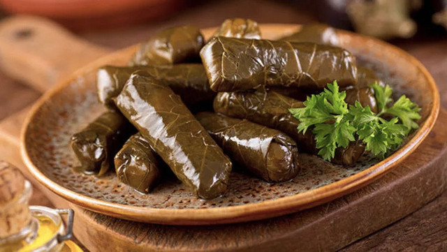 Kokusu mahalleyi saracak komşunuz bize yok mu diyecek karabuğdaylı zeytinyağlı yaprak sarma tarifi - Resim: 0