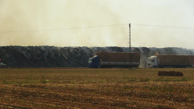 30 milyon lira kül oldu! 20 saattir yanıyor tahliye sürüyor - Resim: 0