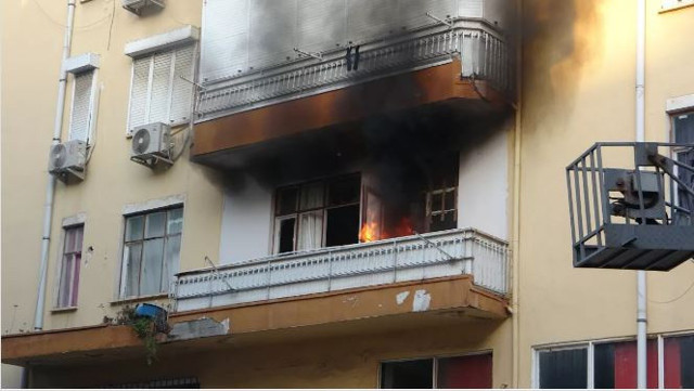 Sinir krizi geçiren kadın evinin balkonunu yaktı - Resim: 0