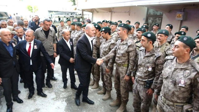 Bakan Soylu, şehit evinde gözyaşlarını tutamadı - Resim: 3