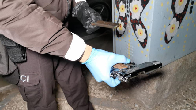 Uygulamada ruhsatsız tabanca ile yakalandı! Savunması ekipleri şoke etti - Resim: 1