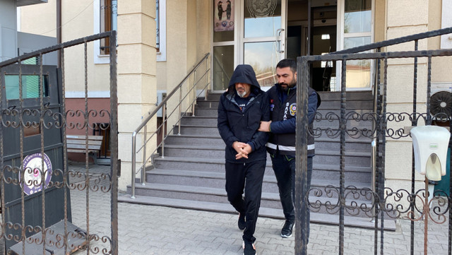 Sakarya'da özel harekat devreye girdi! Eli tüfekli yarı çıplak şahsın mesleği ortaya çıktı - Resim: 0