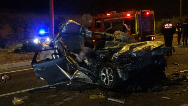 Uşak'ta korkunç kaza arkadan çarptı otomobilin haline bakın! Ölenler var - Resim: 0