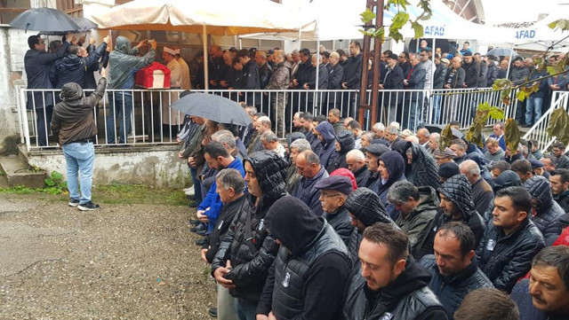 Maden şehidinin babasının zor anları! Tabutun başında güçlükle durdu - Resim: 0