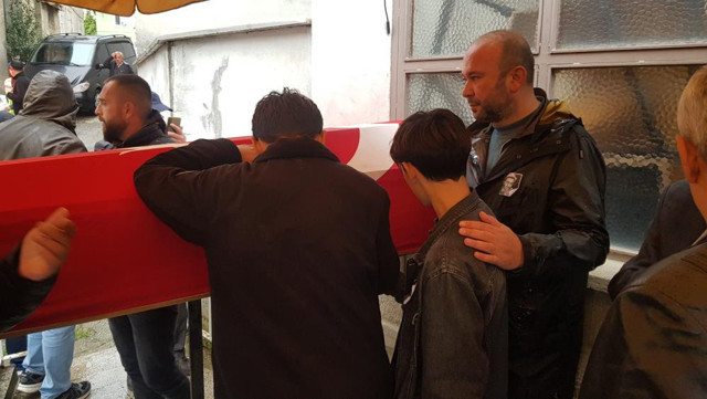 Maden şehidinin babasının zor anları! Tabutun başında güçlükle durdu - Resim: 1