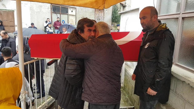 Maden şehidinin babasının zor anları! Tabutun başında güçlükle durdu - Resim: 2