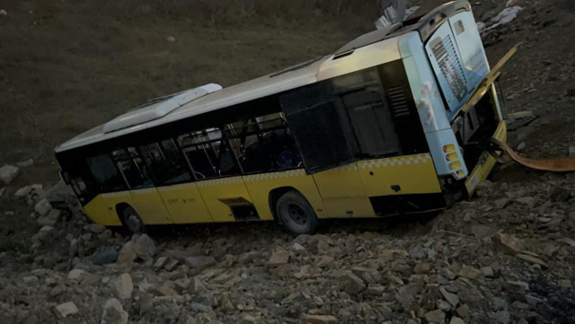 Başakşehir’de yürekler ağza geldi! İETT otobüsü şarampole uçtu - Resim: 0