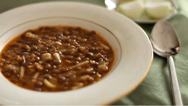 Soğuk havalarda iç ısıtan çorba tarifi erişteli nohut çorbası nasıl yapılır? - Resim: 0