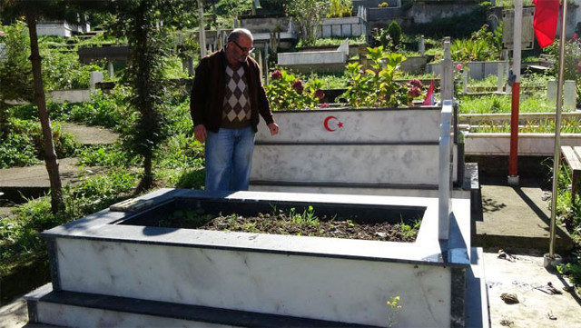 Boş mezarda 30 yıldır kardeşi için dua ediyor dini yönden sakınca bulanlar oldu - Resim: 1