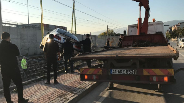 Virajı alamayınca tren raylarına uçtu! Burnu bile kanamadı, seferler iptal edildi - Resim: 2