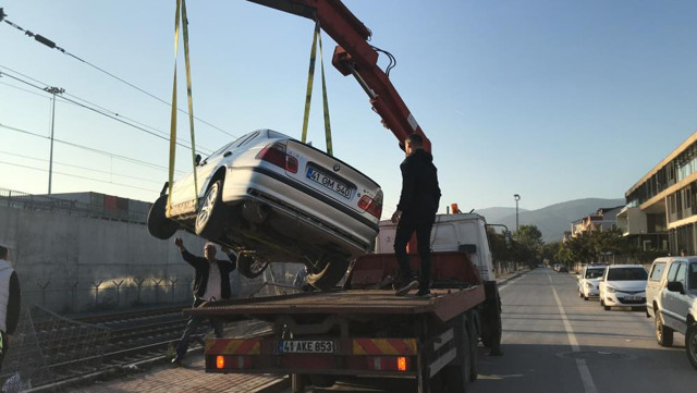 Virajı alamayınca tren raylarına uçtu! Burnu bile kanamadı, seferler iptal edildi - Resim: 1