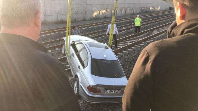 Virajı alamayınca tren raylarına uçtu! Burnu bile kanamadı, seferler iptal edildi - Resim: 0