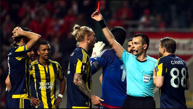 UEFA skandal karardan döndü! Dinamo Kiev Fenerbahçe maçında hakem değişti - Resim: 0