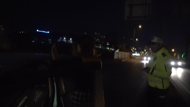 ‘Dur’ ihtarına uymadı anayolda geri geri gitmeye çalıştı! Peş peşe özür diledi ama... - Resim: 2