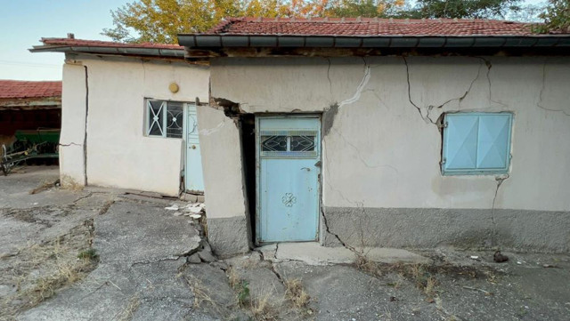 Evleri bu hale geldi! Mahalleli diken üstünde: Ölümle burun buruna yaşıyorlar! - Resim: 1