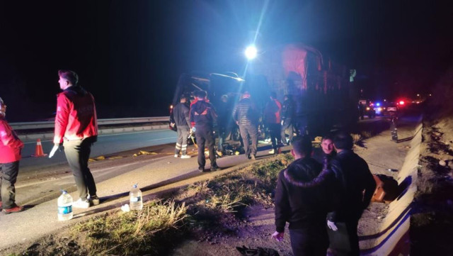 Amasya’da feci kaza! Tiyatro oyuncularını taşıyan minibüs tıra çarptı: Ölüler ve yaralılar var! - Resim: 0