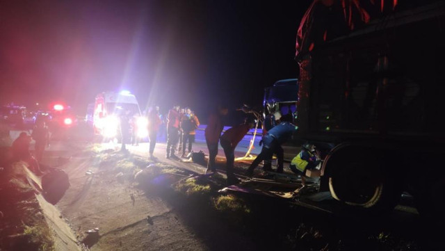 Amasya’da feci kaza! Tiyatro oyuncularını taşıyan minibüs tıra çarptı: Ölüler ve yaralılar var! - Resim: 1