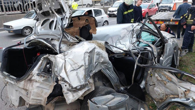 Paramparça oldu ağaca çarparak durabildi Samsun'da dehşete düşüren kaza - Resim: 0