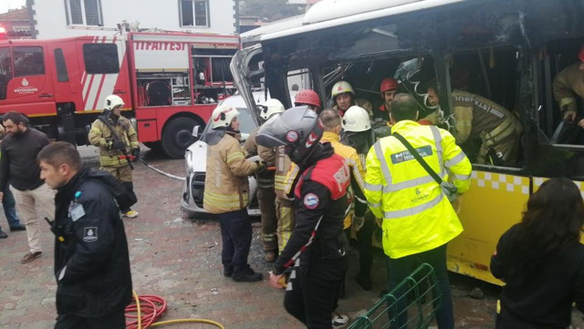 İstanbul'da Tramvay İETT otobüsü ile çarpıştı deprem oluyor sandılar o anın videosu korkunç - Resim: 2