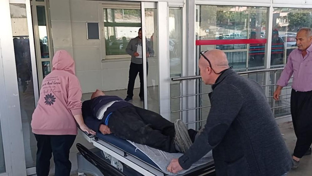 Adana'da traktör devrildi! Çok sayıda işçi yaralandı - Resim: 1