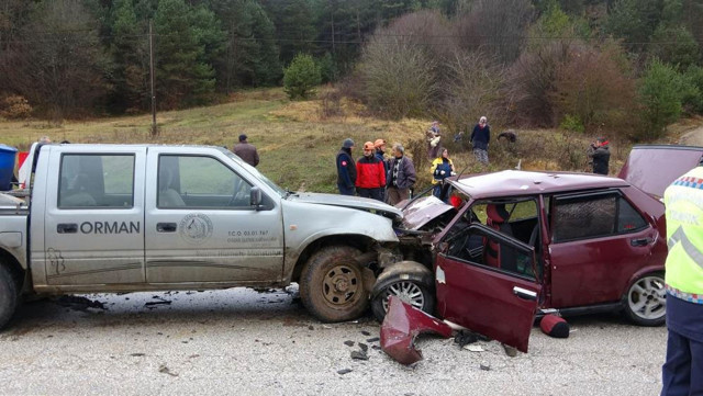 Kamyonet ile çarpışan otomobil adeta ikiye bölündü tavuklar yola savruldu köylü kadınlar harekete geçti - Resim: 0