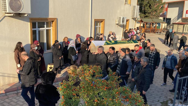 Köprü altında ölü bulunmuştu! 13 yaşındaki kız son yolculuğuna uğurlandı - Resim: 0