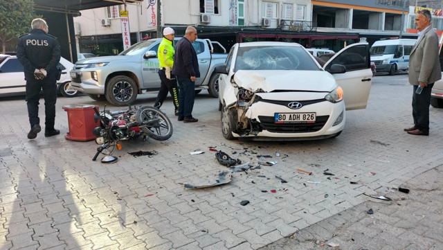 Osmaniye'de feci motosiklet kazası! Otomobille kafa kafaya çarpıştı o anlar kamerada - Resim: 0