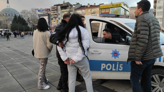 Kocaeli'de genç kızların kavgası kanlı bitti! 15 yaşındaki kız kalçasından bıçakladı - Resim: 0