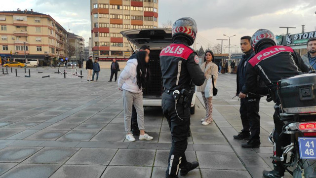 Kocaeli'de genç kızların kavgası kanlı bitti! 15 yaşındaki kız kalçasından bıçakladı - Resim: 1