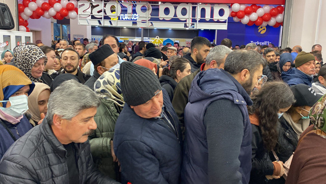 İstanbul’da market açılışında 'indirim' izdihamı! Birbirlerini ezdiler - Resim: 0
