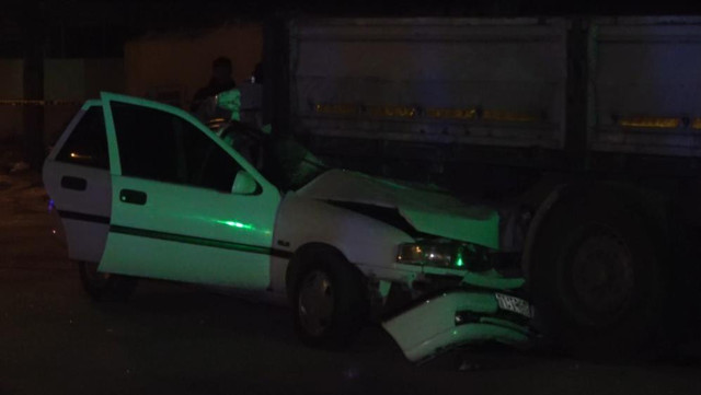 Otomobil park halindeki tıra ok gibi saplandı! - Resim: 0