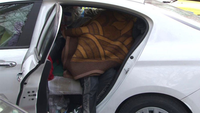 1 yıldır arabada kalıyor içini tıka basa çöple doldurdu gören korkup kaçıyor - Resim: 2