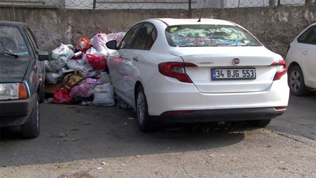 1 yıldır arabada kalıyor içini tıka basa çöple doldurdu gören korkup kaçıyor - Resim: 0