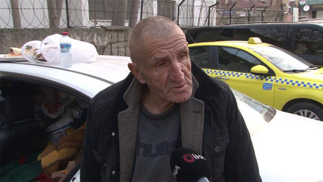 1 yıldır arabada kalıyor içini tıka basa çöple doldurdu gören korkup kaçıyor - Resim: 1