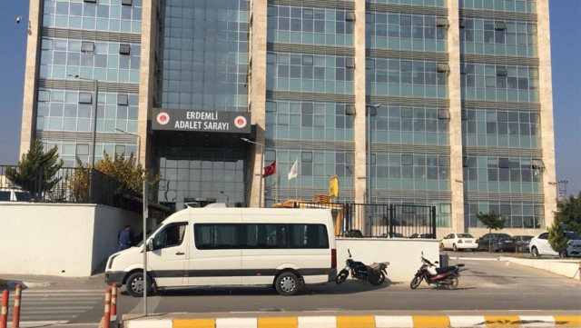 Mersin adliyesinde duruşma öncesi silahlı kavga: 2 kişi yaralandı - Resim: 0
