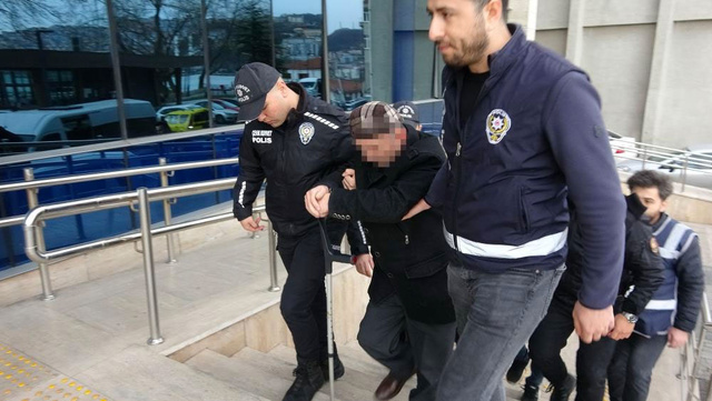 Fuhuş operasyonunda yakalandı bastonla zor yürürken görüntülendi - Resim: 0