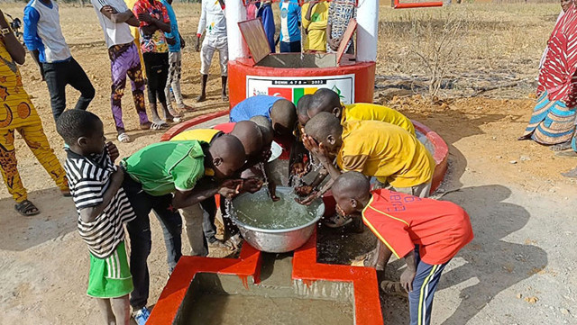 Şehitler için otomobilini satan çift, Afrika'da su kuyusu açtırdı - Resim: 0