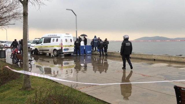 Sahilde yürüyüş yapanlar fark edip ihbar etti! Çok korkunç - Resim: 0