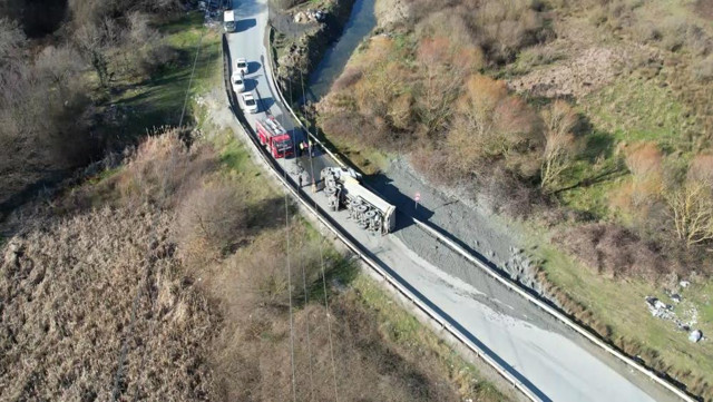 Arnavutköy’de kaza! Devrilen hafriyat kamyonu yolu kapattı - Resim: 1