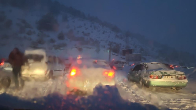 Kayak merkezinin yolu kapandı! 1000 araç mahsur kaldı, AFAD çalışma başlattı - Resim: 2