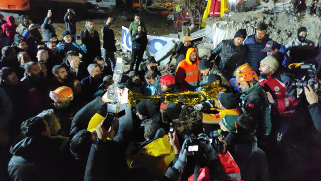 19 saat sonra mucize kurtuluş! Enkaz altından çıkarıldı: Genç kız herkese el salladı! - Resim: 1