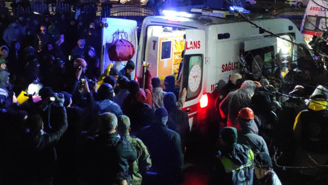 19 saat sonra mucize kurtuluş! Enkaz altından çıkarıldı: Genç kız herkese el salladı! - Resim: 2