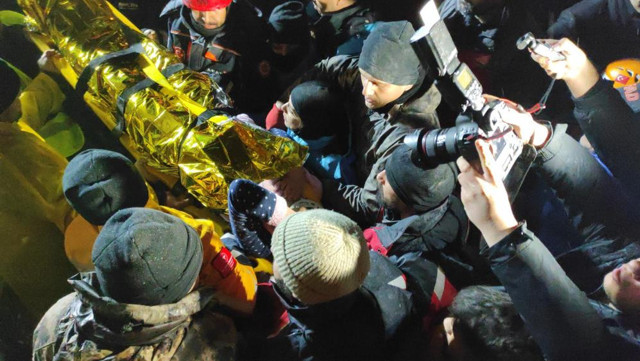 19 saat sonra mucize kurtuluş! Enkaz altından çıkarıldı: Genç kız herkese el salladı! - Resim: 0