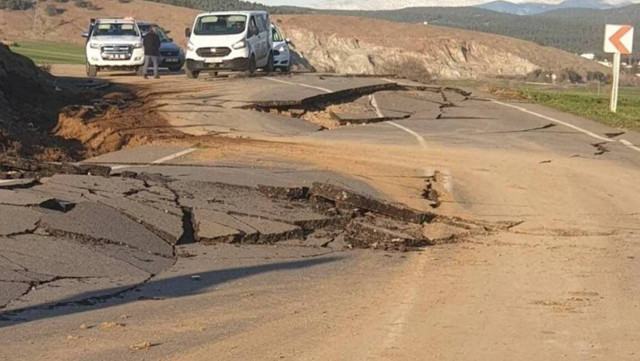 İşte kırılan fayın merkezi! Yıkımın başlangıcı Tevekkeli Köyü'nde başlamış - Resim: 1