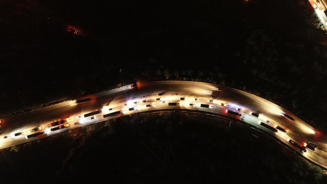 Türkiye deprem sonrası tek yürek oldu! Yardım tırları kilometrelerce kuyruk oluşturdu - Resim: 2