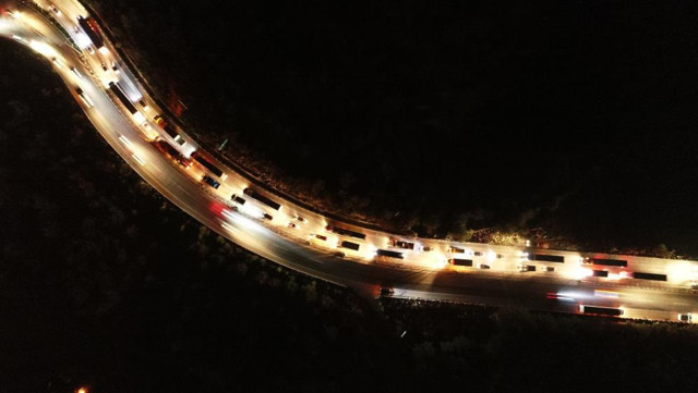 Türkiye deprem sonrası tek yürek oldu! Yardım tırları kilometrelerce kuyruk oluşturdu - Resim: 3