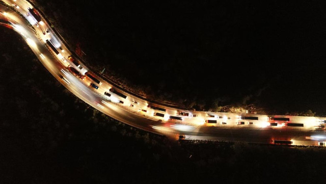 Türkiye deprem sonrası tek yürek oldu! Yardım tırları kilometrelerce kuyruk oluşturdu - Resim: 4